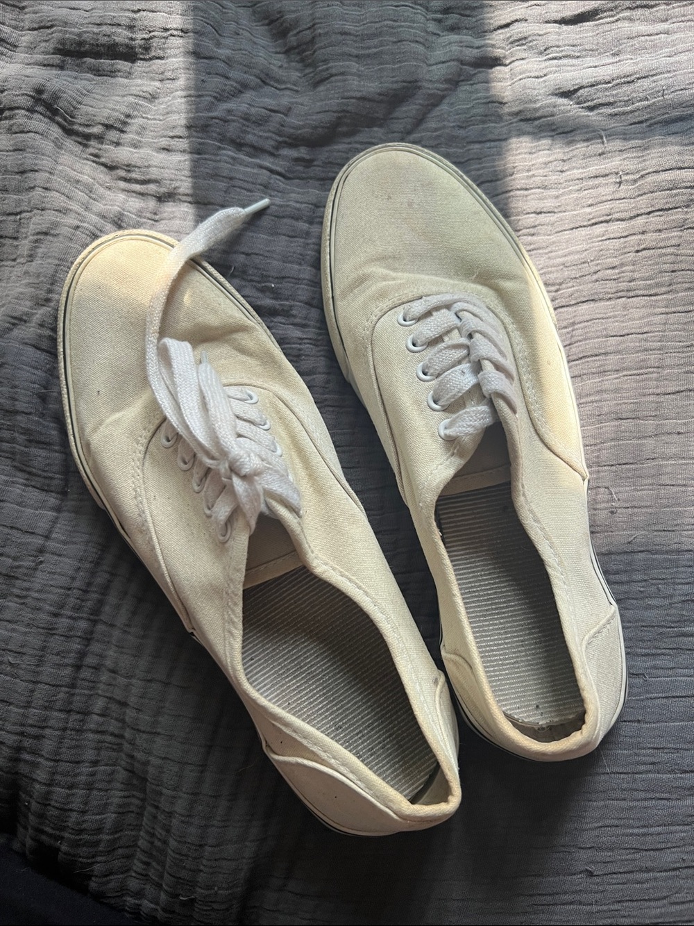 Women’s WW Very Worn White Canvas Lace-Up Sneakers